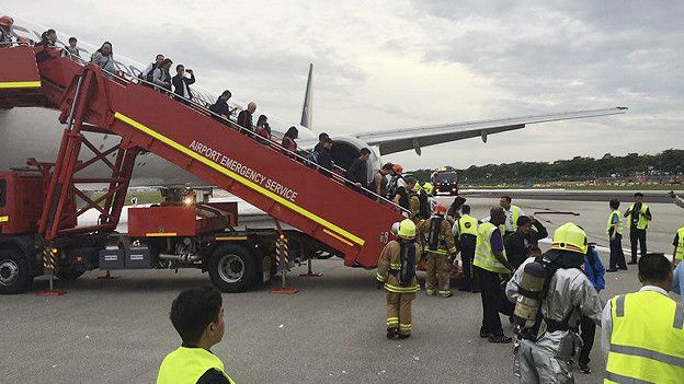 160627024315_singapore_plane_fire_624x351_ap_nocredit (1).jpg