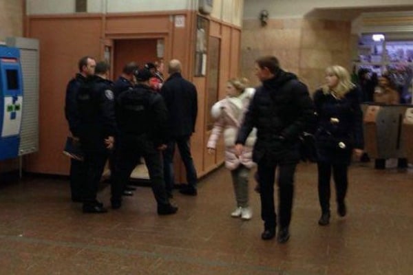 В киевском метро ранили полицейского