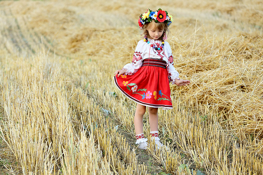 Україна має. Маленькие украиночки. Украинка в поле. Дитина в вишиванці. Я маленькая Украиночка.