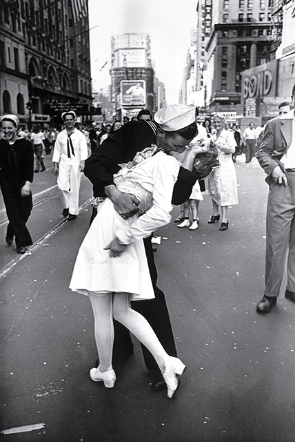 5. Поцелуй на Таймс-сквер – Альфред Эйзенштадт, 1945