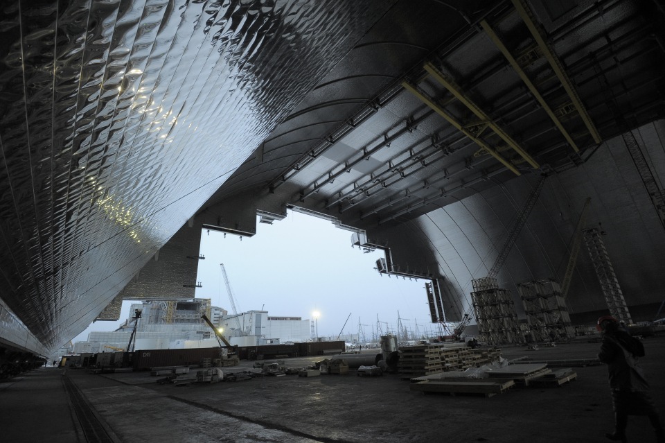 Чернобыльскую АЭС накрывают новым колпаком