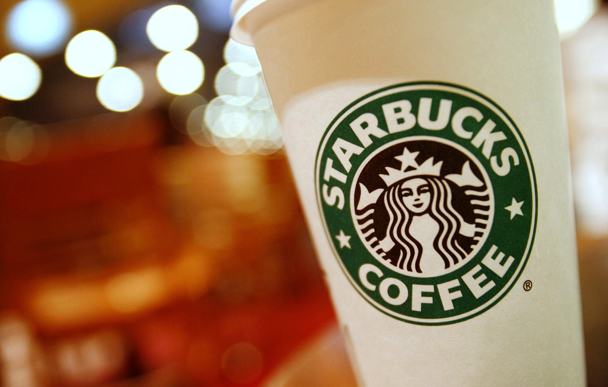 Новые кружки Starbucks в петриковском стиле создала украинка