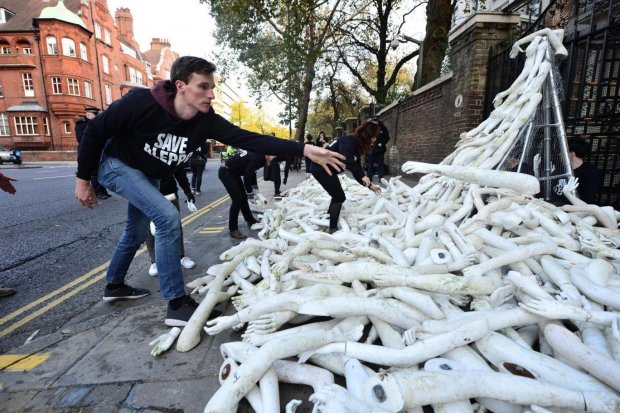 Посольство РФ забросали пластиковыми руками в Лондоне