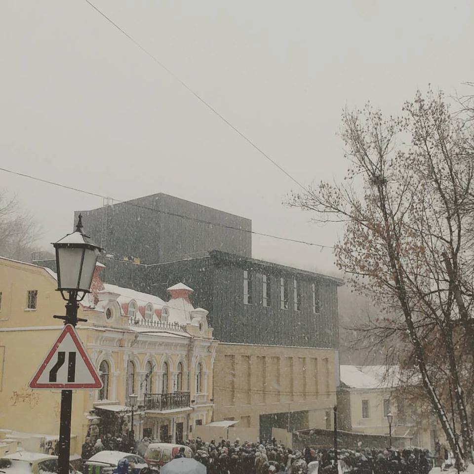 Как снимали спуск. Театр на Андреевском спуске в Киеве. Новое здание театра на Подоле. Фото Андреевского спуска в дождь Киев.