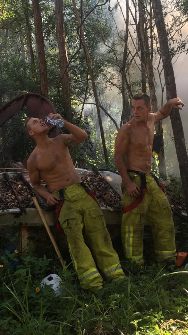 австралийские пожарные отдыхают