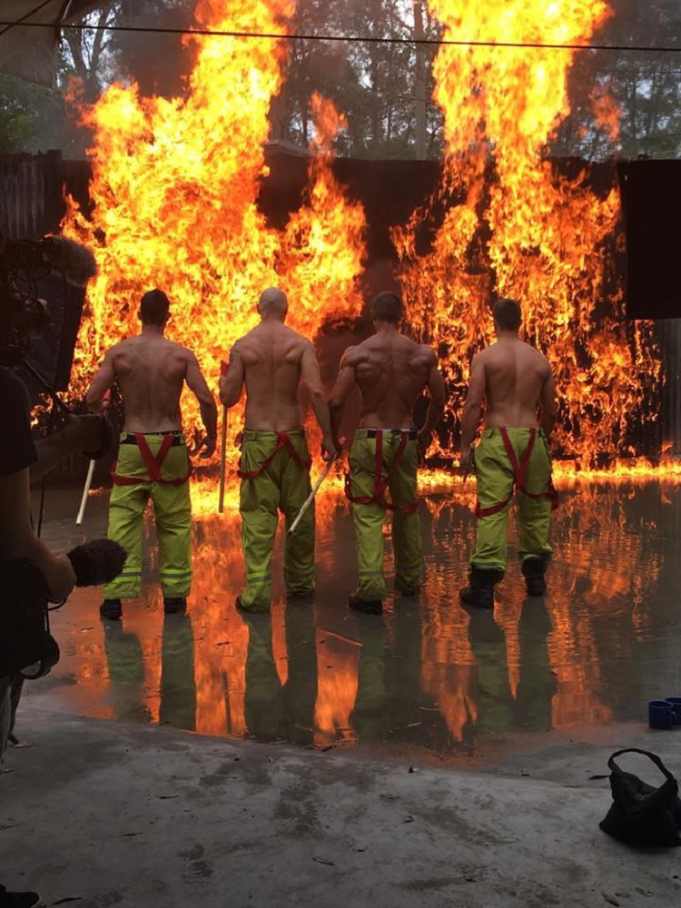 австралийские пожарные тушат огонь