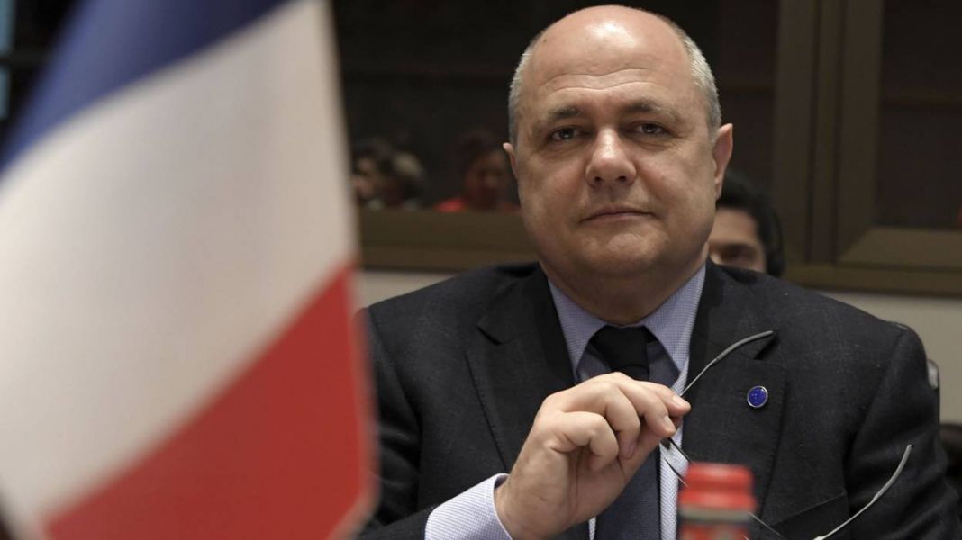 Министр внутренних дел Франции подал прошение об отставке