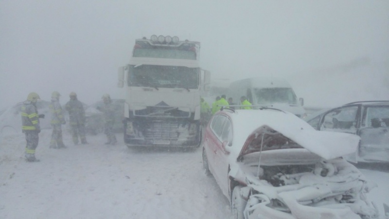 В Словакии из-за мощного снегопада столкнулись 40 машин