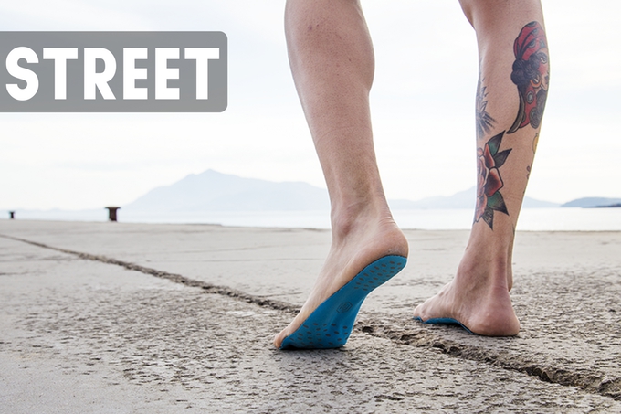 Итальянская компания создала заменяющие пляжные шлепанцы наклейки на ноги