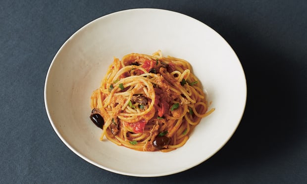 спагетти с тунцом, томатами и оливками
