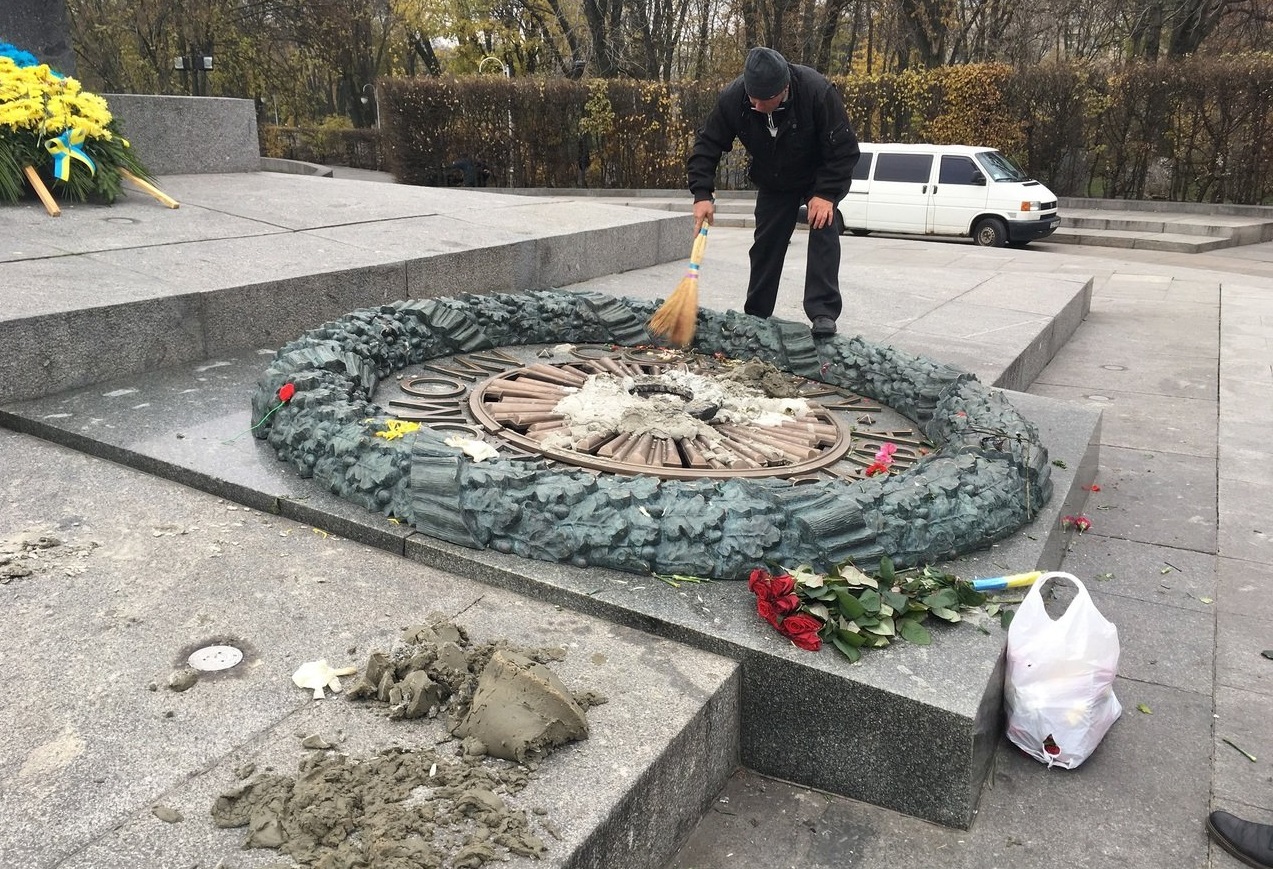 В Киеве неизвестные залили Вечный огонь цементом