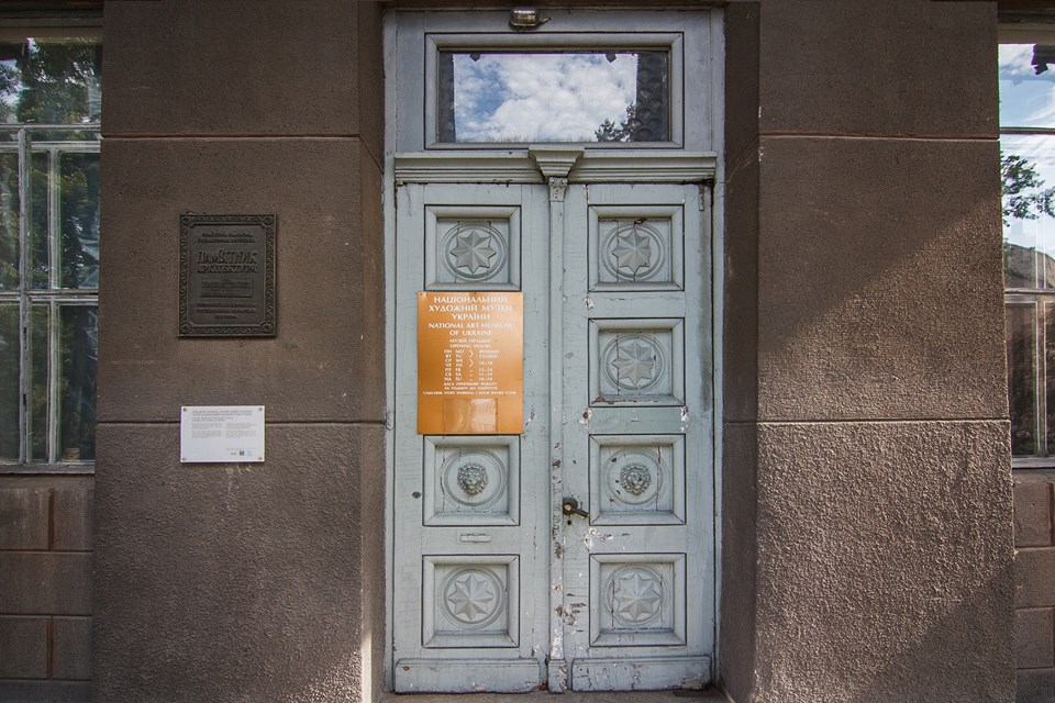 Двери музея2