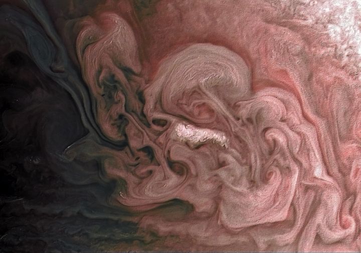 розовая буря на Юпитере