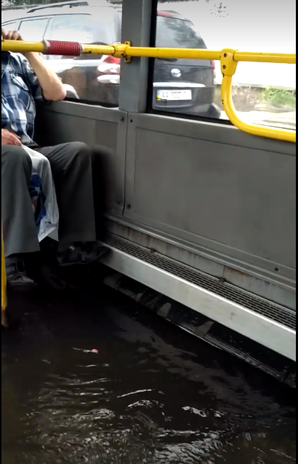 автобус в воде