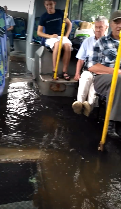 В окне автобуса поплыл. Автобус затопило. Автобус поплыл. Автобус потоп Узбекистан.