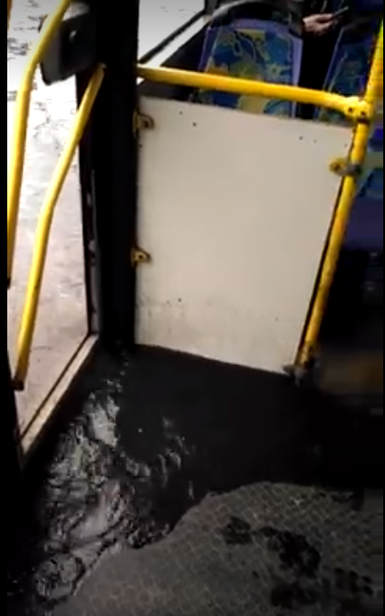 вода в автобусе