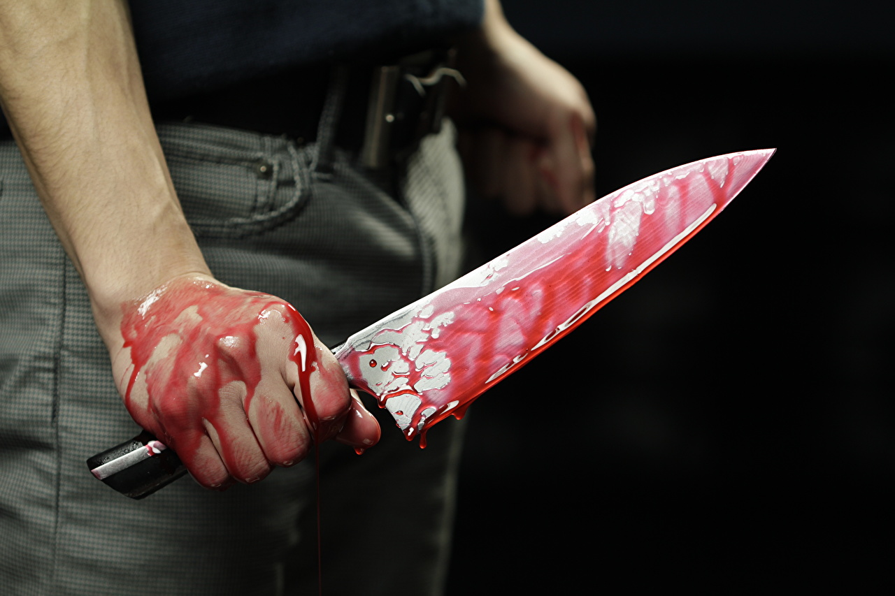 нож в крови
