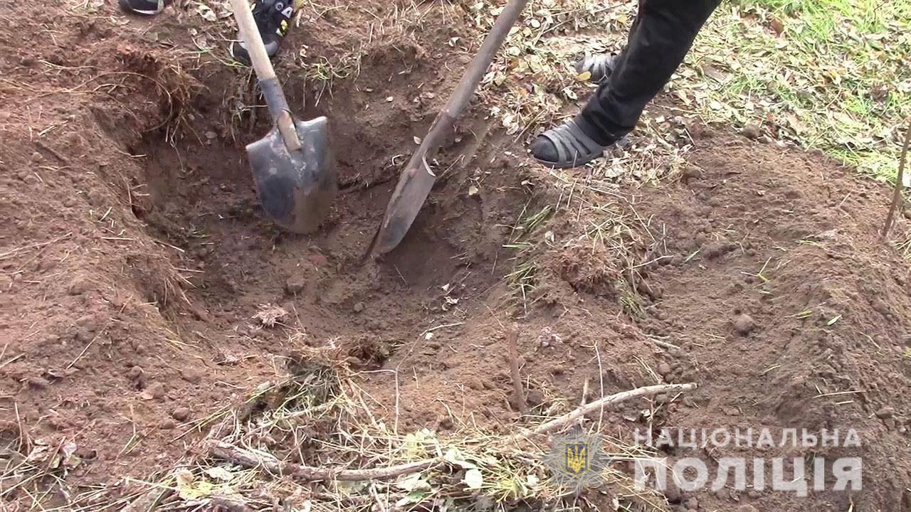 Закапать землю. Закопал тело в огороде.