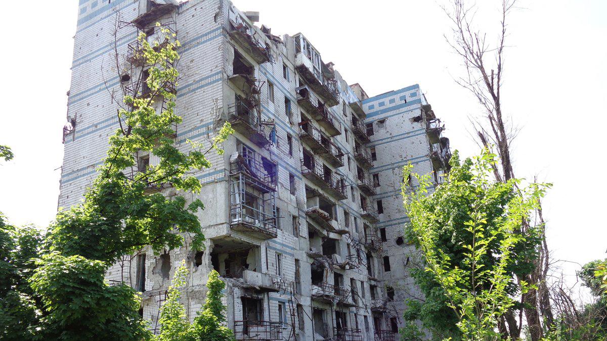 разрушенный дом на Донбассе