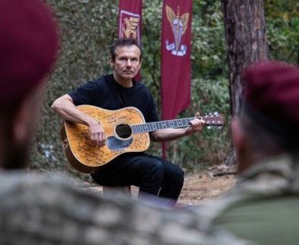 Українські зірки під час війни: хто залишився, хто виїхав