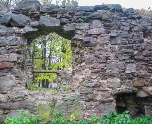 Надвірнянський замок Краснодвір: забута фортеця з таємницями